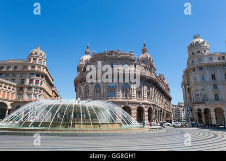 Fontaine à la place de Ferrari à Gênes, en Italie avec le siège de la Région Ligurie bâtiment en arrière-plan, Italie Banque D'Images