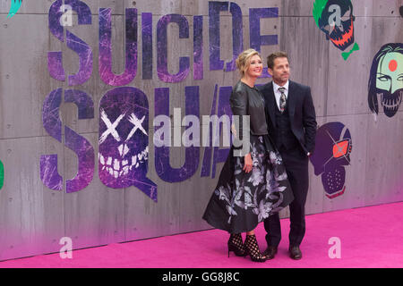 Leicester Square, Londres, 3 août 2016. Des centaines de fans salue les stars de l'Kamikazes de la première européenne du film à Londres de Leicester Square. Stars : participation à : Jared Leto, Joel Kinnaman, Jai Courtney, Jay Hernandez, Adewale Akinnuoye-Agbaje, Cara Delevingne, Karen Fukuhara David Ayer (Directeur) Richard téter et Charles Roven (producteurs). Sur la photo : Batman vs Superman réalisateur Zack Snyder et son épouse Deborah Banque D'Images