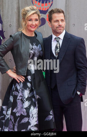 Leicester Square, Londres, 3 août 2016. Des centaines de fans salue les stars de l'Kamikazes de la première européenne du film à Londres de Leicester Square. Stars : participation à : Jared Leto, Joel Kinnaman, Jai Courtney, Jay Hernandez, Adewale Akinnuoye-Agbaje, Cara Delevingne, Karen Fukuhara David Ayer (Directeur) Richard téter et Charles Roven (producteurs). Sur la photo : Batman vs Superman réalisateur Zack Snyder et son épouse Deborah Banque D'Images