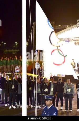 Rio de Janeiro, Brésil. 3e août 2016. Les membres de la délégation de l'équipe olympique des réfugiés au Jeux Olympiques de Rio 2016, assister à la cérémonie de lever du drapeau au Village Olympique de Rio de Janeiro, Brésil, le 3 août 2016. Credit : Yue Yuewei/Xinhua/Alamy Live News Banque D'Images