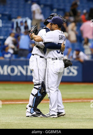 Saint Petersburg, Florida, USA. 3e août 2016. Vous VRAGOVIC | fois.Rays de Tampa Bay catcher Curt Casali (19) hugs Rays de Tampa Bay lanceur droitier Ryan Garton (52) après le match entre les Reds et les Rays de Tampa Bay au Tropicana Field à Saint-Pétersbourg, en Floride le mercredi, Août 3, 2016. Les Rays de Tampa Bay a battu les Reds 12-0. © Vous Vragovic/Tampa Bay Times/ZUMA/Alamy Fil Live News Banque D'Images