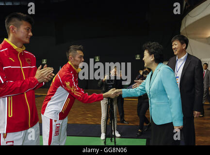 Sao Paulo, Brésil. 3e août 2016. Le vice-premier ministre chinois Liu Yandong (2e R), serre la main avec l'athlète chinois Lin Dan (2e L) lors de son inspection dans la région de Sao Paulo, Brésil, 3 août 2016. Liu a visité les athlètes chinois le mercredi à Sao Paulo camp d'entraînement et les a encouragés à faire de leur mieux dans les Jeux Olympiques de Rio. © Han Yan/Xinhua/Alamy Live News Banque D'Images