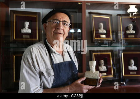 Ankara, Turquie. 31 juillet, 2016. Bassav affiche une sculpture sépiolite sculpté à la main de Mustafa Kemal Atatürk, le père fondateur de la République turque moderne, à Eskisehir, Turquie, le 31 juillet 2016. Le 72-year-old artisan Bassav s'est engagé dans la sculpture de sépiolite pour 55 ans. Sépiolite, également connu sous le nom de l'écume de mer, est un minéral argileux blanc doux qui est souvent utilisé pour fabriquer des tuyaux du tabac et fume-cigarette. La plupart de la sépiolite de commerce est obtenu principalement à partir de la plaine d'Eskisehir en Turquie. © Zou Le/Xinhua/Alamy Live News Banque D'Images