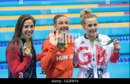 Rio de Janeiro, RJ, Brésil. 10 août, 2016. Natation JEUX OLYMPIQUES : Maya Dirado,(USA), Katinka Hosszu, (HUN), et Siobhan-Marie O'Connor (GBR) tenir leurs médailles dans l'épreuve féminine du 200 m quatre nages aux Jeux olympiques de natation stade lors des Jeux Olympiques d'été de Rio 2016. Crédit : Paul Kitagaki Jr./ZUMA/Alamy Fil Live News Banque D'Images