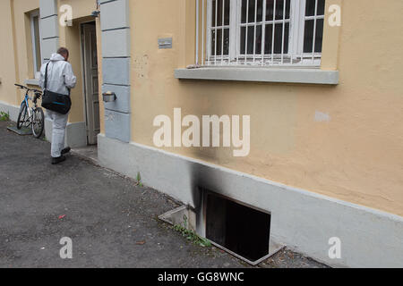 Witzenhausen, Allemagne. 10 août, 2016. Un enquêteur se dirige vers une maison qui était le logement des réfugiés à Witzenhausen, Allemagne, 10 août 2016. Un incendie dans le sous-sol de la nuit dernière à gauche 22 résidents ont été légèrement. Photo:SWEN PFOERTNER/dpa/Alamy Live News Banque D'Images