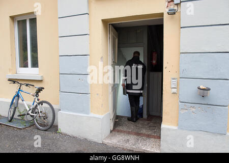 Witzenhausen, Allemagne. 10 août, 2016. Un enquêteur se trouve dans un sous-sol d'escalier d'un logement qui a été réfugiés dans Witzenhausen, Allemagne, 10 août 2016. Un incendie dans le sous-sol de la nuit dernière à gauche 22 résidents ont été légèrement. Photo:SWEN PFOERTNER/dpa/Alamy Live News Banque D'Images