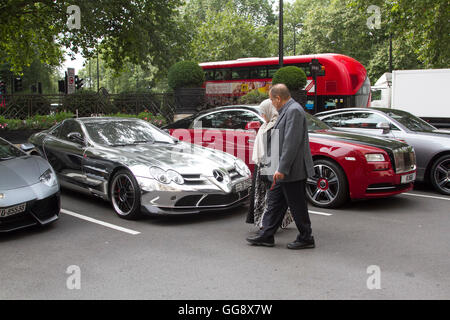 London UK. 10 août 2016. Supercars avec plaques d'immatriculation arabe appartenant à de riches arabes garées en face de divers hôtels de luxe à Knightsbridge et Mayfair Banque D'Images