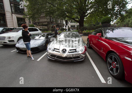 London UK. 10 août 2016. Supercars avec plaques d'immatriculation arabe appartenant à de riches arabes garées en face de divers hôtels de luxe à Knightsbridge et Mayfair Banque D'Images