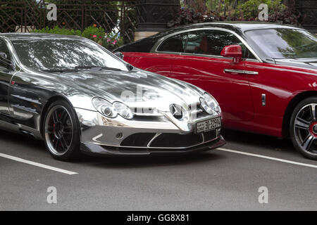 London UK. 10 août 2016. Supercars avec plaques d'immatriculation arabe appartenant à de riches arabes garées en face de divers hôtels de luxe à Knightsbridge et Mayfair Banque D'Images