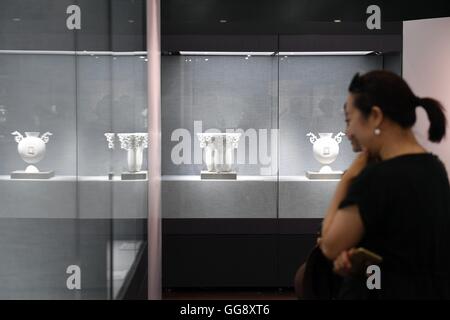 Beijing, Chine. 10 août, 2016. Personnes voir un travail de porcelaine à l'exposition de porcelaine de l'artiste Wang Xiajun, à Beijing, capitale de la Chine, 10 août 2016. L'exposition durera du 10 au 19 août à l'hôtel particulier du Prince Gong. © Chen Yehua/Xinhua/Alamy Live News Banque D'Images