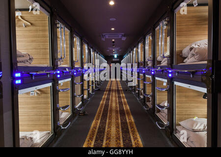 1986 Au Oyado luxury capsule hotel situé à 3 minutes de l'animation de la gare de Shinjuku, le 7 août 2016, Tokyo, Japon. La nouvelle prise sur l'hôtel capsule japonais traditionnel offre une plus grande de capsules, de brouillard artificiel hot springs & sauna, un café internet et une connexion Wi-Fi gratuite. Cet hôtel est un homme seul et les prix commencent à 5480 yen (54USD). L'hôtel dispose de 256 capsules est équipée d'alarme incendie, climatiseur, ordinateur tablette et d'une télévision à écran plat. Les parties communes telles que les sources d'eau chaude baignoire, laverie, Boutique de vêtements et des distributeurs automatiques de boissons et collations sont ouverts 24 heures. Le site de l'hôtel est en Chine Banque D'Images