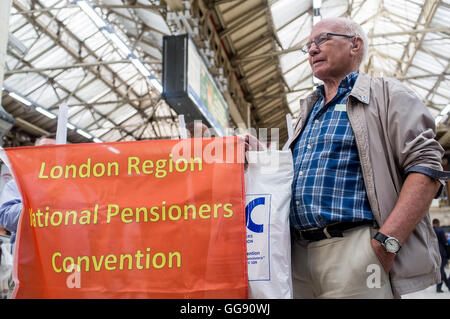 Londres, Royaume-Uni. 10 août, 2016. La Campagne pour l'amélioration des transports et de l'Association de la banlieue à la gare Victoria de Londres après la grève a été appelé le crédit : Alberto Pezzali/Alamy Live News Banque D'Images