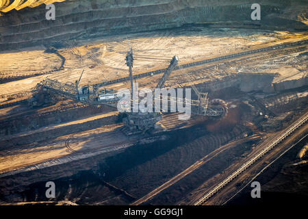 Vue aérienne, l'exploitation du lignite à ciel ouvert de Hambach Hambach, lignite, remblais, lignite, pelles sur chenilles, Elsdorf Niederzier Banque D'Images