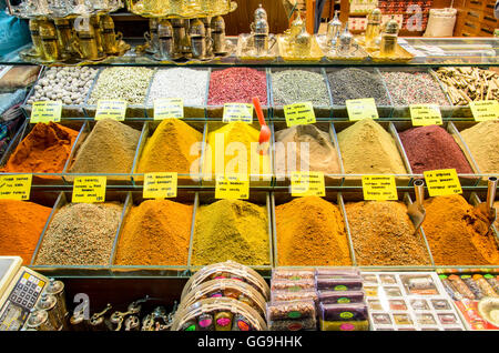 Istanbul, Turquie - 03 octobre, 2015 : grande variété d'épices pour cuisiner au marché aux épices à Istanbul Banque D'Images