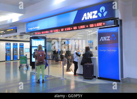 Les gens échangent de l'argent à la banque ANZ l'aéroport de Melbourne à Melbourne en Australie. Banque D'Images