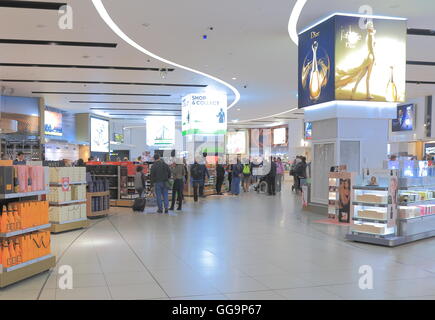 Les gens magasinent à l'aéroport de Melbourne boutiques duty free à Melbourne en Australie. Banque D'Images