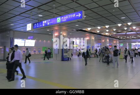 Les gens se déplacent à la gare JR de Kanazawa Kanazawa en Japon. Banque D'Images