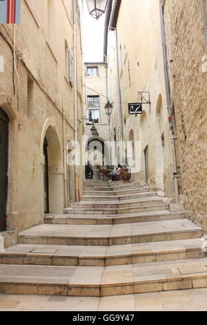 Voir le long d'une ruelle de la vieille ville de Montpellier, France Banque D'Images