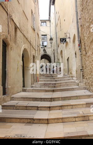 Voir le long d'une ruelle de la vieille ville de Montpellier, France Banque D'Images