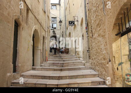 Voir le long d'une ruelle de la vieille ville de Montpellier, France Banque D'Images