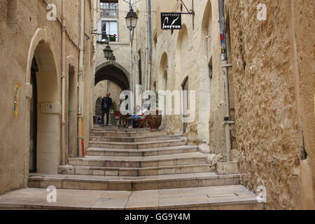 Voir le long d'une ruelle de la vieille ville de Montpellier, France Banque D'Images