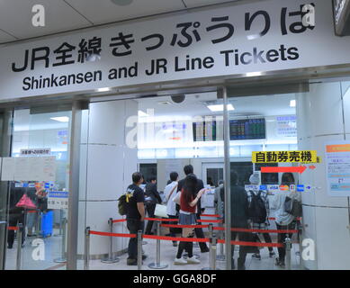 Les gens à l'attente de la gare de Nagoya le bureau de vente des billets à Nagoya au Japon. Banque D'Images