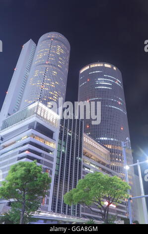 La gare centrale de Nagoya et Tours de nuit à Nagoya au Japon. Banque D'Images