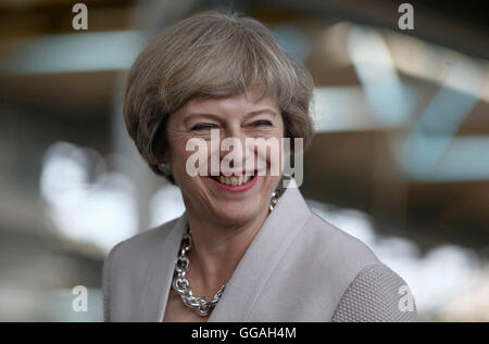 Premier ministre Theresa mai au cours d'une visite à Martek de menuiserie à New Addington, Surrey. Banque D'Images