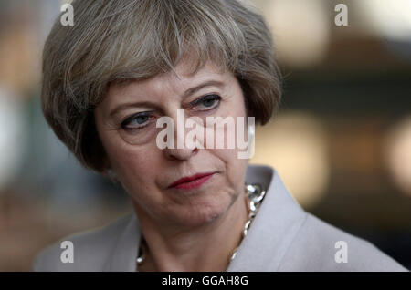 Premier ministre Theresa mai au cours d'une visite à Martek de menuiserie à New Addington, Surrey. Banque D'Images