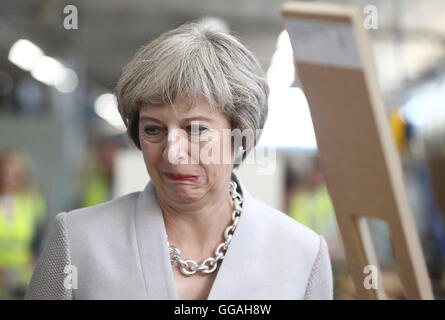 Premier ministre Theresa mai au cours d'une visite à Martek de menuiserie à New Addington, Surrey. Banque D'Images