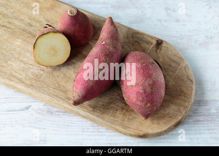 Matières premières fraîches pommes rouges sur une planche à découper Banque D'Images