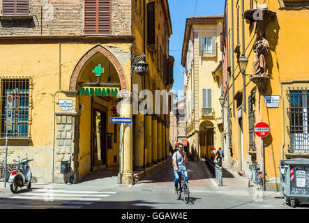 Cyclistes de traverser une rue de Bologne. Emilia-Romagna. L'Italie. Banque D'Images