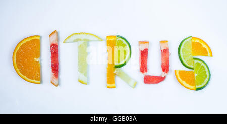 Les agrumes mot composé de différents agrumes sur fond blanc. Banque D'Images