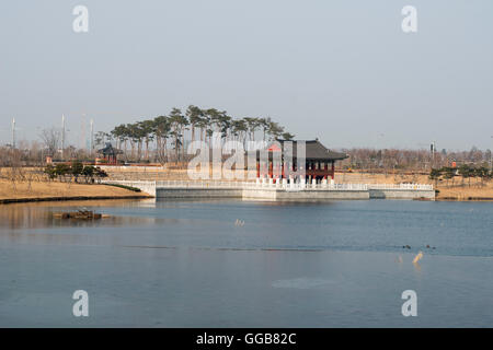 Bâtiment traditionnel coréen est à la tête d'un lac, simple et propre jour heure Banque D'Images