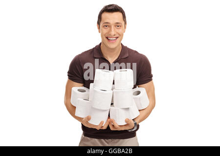 Jeune homme tenant une pile de papier hygiénique isolé sur fond blanc Banque D'Images