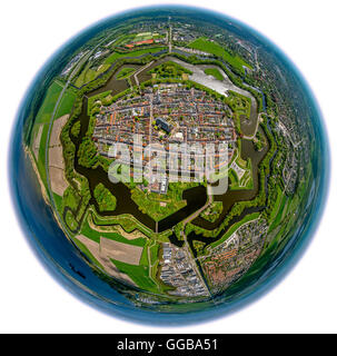 Vue aérienne, Bastion Oud Molen, Naarden, acquisition fisheye, Forteresse de Naarden avec rangée et d'église,grande église Saint-Guy ou Banque D'Images