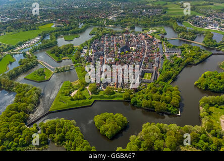 Vue aérienne, Bastion Oud Molen, Naarden, forteresse d'acquisition de Naarden avec maison de ville et l'Église, Grande Église ou église Saint-vitus Banque D'Images