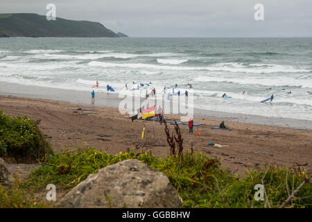 Surfers sur Widemouth Bay, Cornwall, Angleterre Banque D'Images