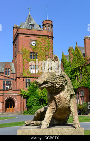 Statue de sanglier devant le collège Campbell, Belfast Banque D'Images