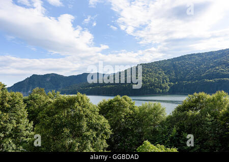 Photo du lac vidraru à Fagaras Mountains, Roumanie Banque D'Images