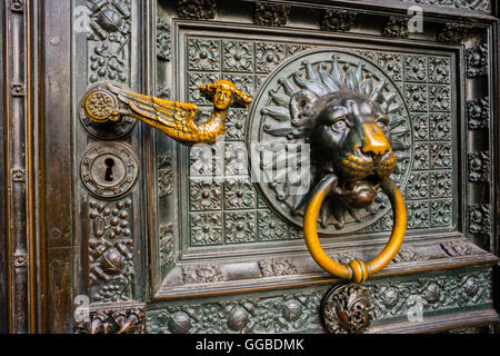 Doorhandle, la cathédrale de Cologne Banque D'Images
