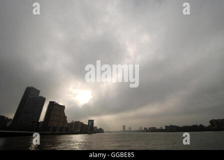 La Tamise et les bâtiments sous un ciel gris, près de Canary Wharf, London photographiée d'une rivière en bus. Banque D'Images