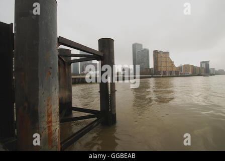 Prises de la station d'attente d'un bus de la rivière sur la Tamise, Canary Wharf, London Banque D'Images