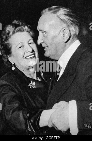 HANS ALBERS mit Ehefrau HANSI BURG / HANS ALBERS mit Ehefrau HANSI BURG beim Filmball à Berlin (1956). Banque D'Images