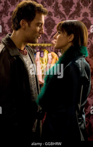 Shoot 'Em Up / Smith (CLIVE OWEN) et Donna Quintano (Monica Bellucci) Régie : Michael Davis aka. Shoot 'Em Up Banque D'Images