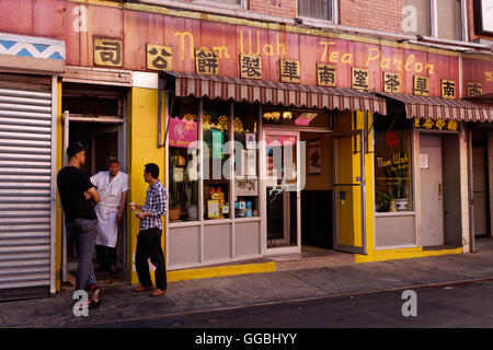 Nom Wah Salon de Thé ouvert sur Doyers Street à Manhattan, dans le quartier chinois en 1920 et est le plus ancien restaurant de dim sum dans la ville de New York. Banque D'Images