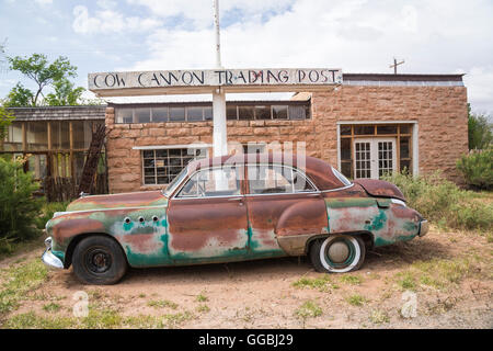 Classic car abandonnés à l'extérieur de bâtiment vide en Bluff Utah USA Banque D'Images