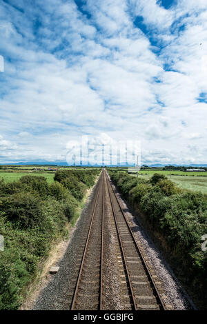 Train d'Anglesey voie à travers l'île le long d'une journée d'été, au nord du Pays de Galles, Royaume-Uni, à proximité de la gare de Ty Croes. Banque D'Images