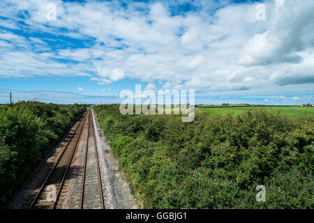 Train d'Anglesey voie à travers l'île, au nord du Pays de Galles, près de la gare de Ty Croes. Banque D'Images