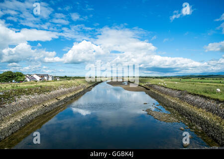 Marais Malltraeth avec aqueduc et canal, Anglesey, au nord du Pays de Galles, Royaume-Uni Banque D'Images